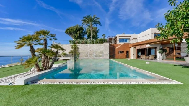 Современная роскошная вилла на первой линии пляжа в эксклюзивном районе El Campello