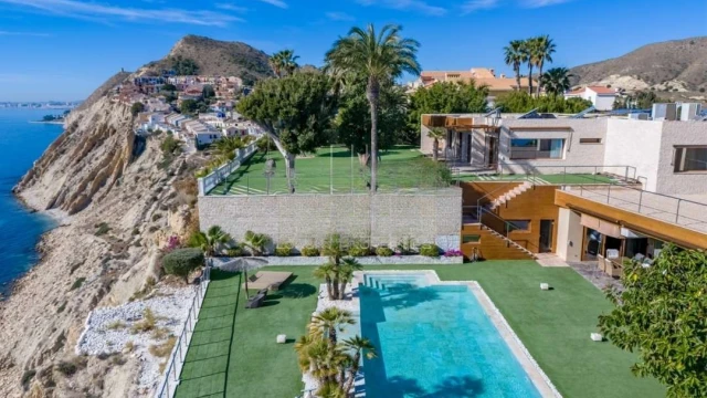 Современная роскошная вилла на первой линии пляжа в эксклюзивном районе El Campello