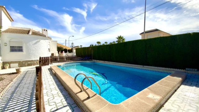 Отличная вилла с бассейном в у озера в городе Торревьеха
