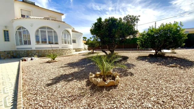 Отличная вилла с бассейном в у озера в городе Торревьеха