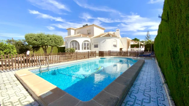 Отличная вилла с бассейном в у озера в городе Торревьеха