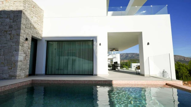 Новая вилла с видом на море и горы в городе Полоп