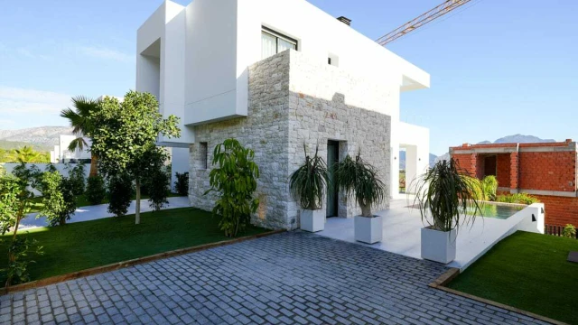 Новая вилла с видом на море и горы в городе Полоп