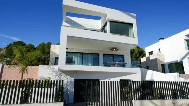 Новая вилла с видом на море и горы в городе Полоп