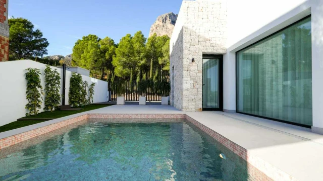 Новая вилла с видом на море и горы в городе Полоп