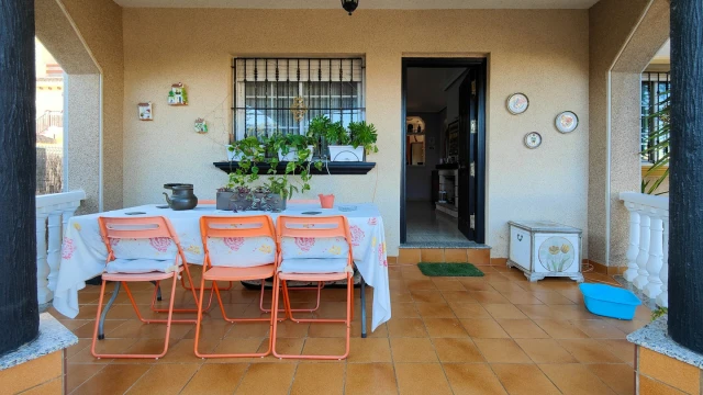 Отдельная вилла с гаражом и бассейном в Ориуэла Коста, район Вилламартин