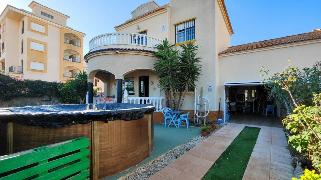 Отдельная вилла с гаражом и бассейном в Ориуэла Коста, район Вилламартин