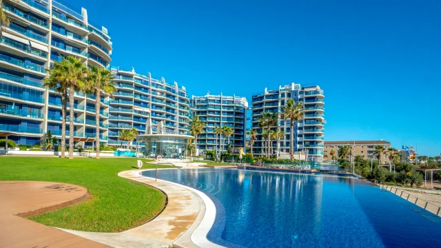 Апартаменты с двумя спальнями на первой линии моря в районе Пунта Прима