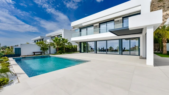 Шикарная вилла на берегу моря в городе Финестрат