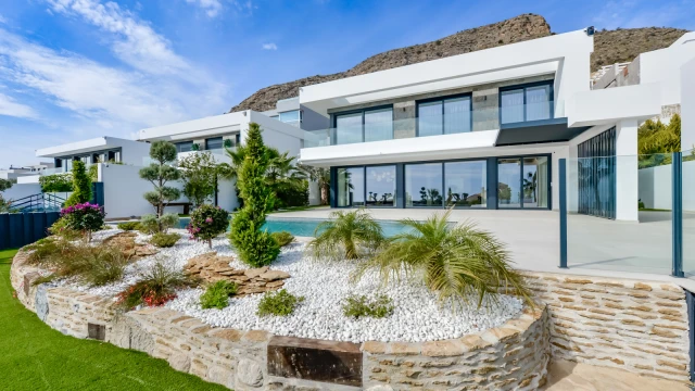 Шикарная вилла на берегу моря в городе Финестрат