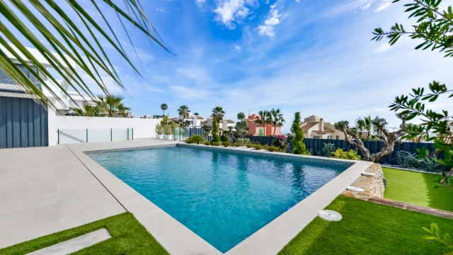 Шикарная вилла на берегу моря в городе Финестрат