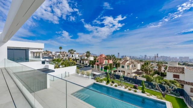 Шикарная вилла на берегу моря в городе Финестрат