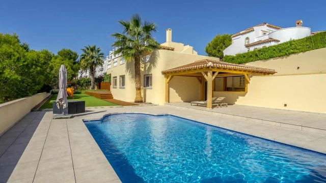 Красивая дизайнерская вилла в средиземноморском стиле в районе Лос Дольсес