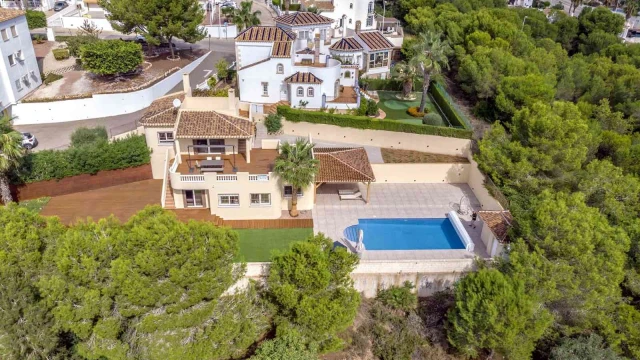 Красивая дизайнерская вилла в средиземноморском стиле в районе Лос Дольсес