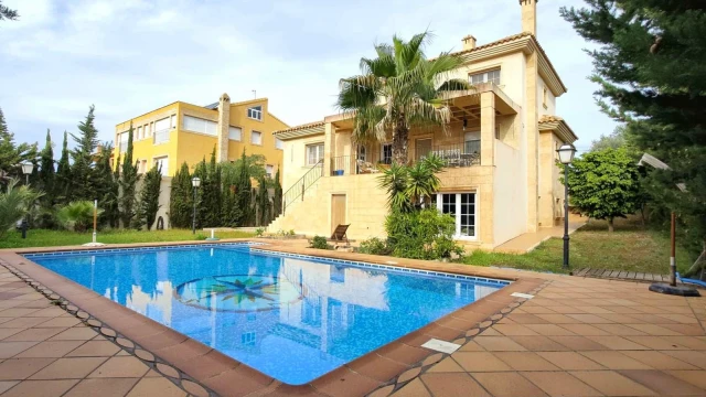 Впечатляющая вилла в средиземноморском стиле в городе Торревьеха