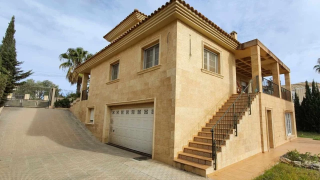 Впечатляющая вилла в средиземноморском стиле в городе Торревьеха