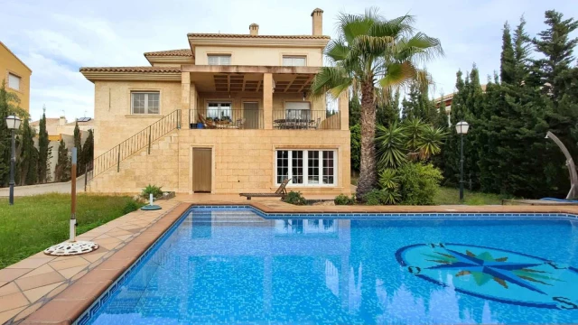 Впечатляющая вилла в средиземноморском стиле в городе Торревьеха