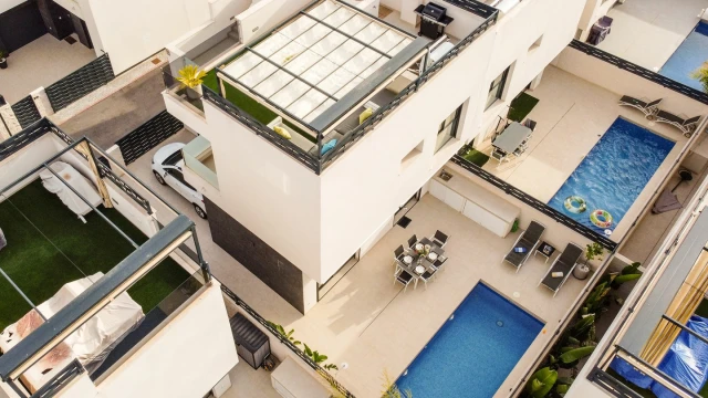 Вилла с бассейном в городе Бенихофар