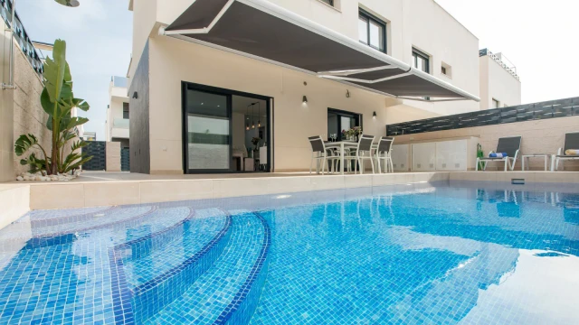 Вилла с бассейном в городе Бенихофар