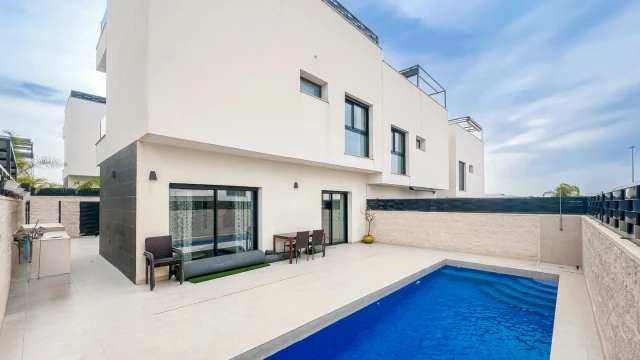 Потрясающая вилла с бассейном в городе Бенихофар