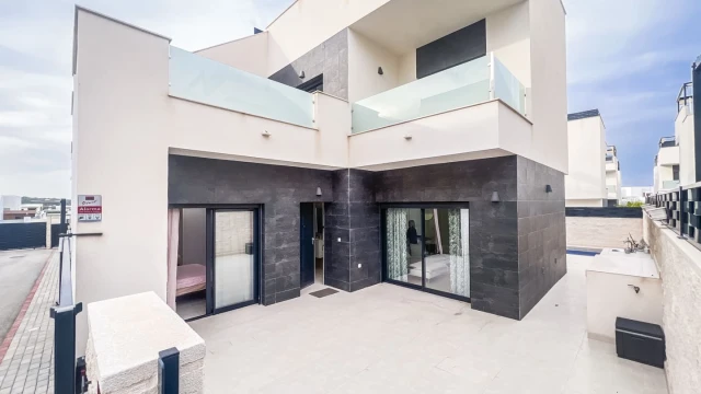 Потрясающая вилла с бассейном в городе Бенихофар