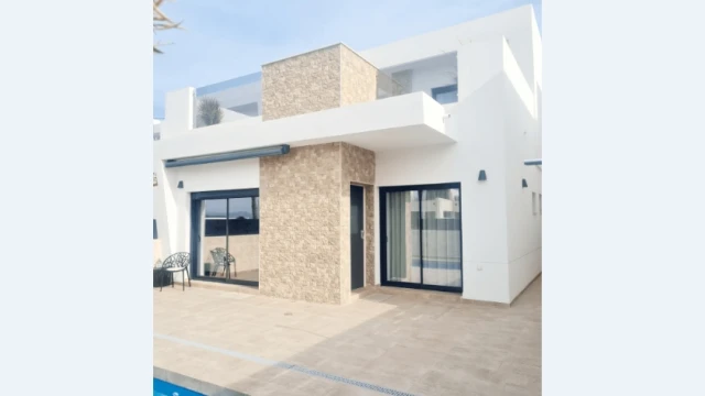 Вилла с тремя спальнями и бассейном в городе Бенихофар