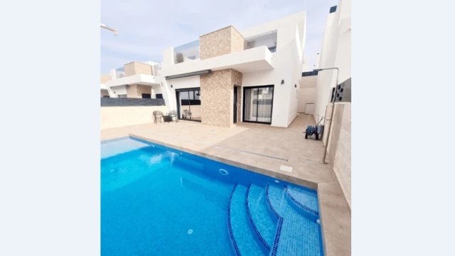 Вилла с тремя спальнями и бассейном в городе Бенихофар