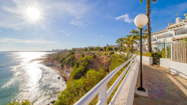 Вилла с тремя спальнями и бассейном в городе Бенихофар