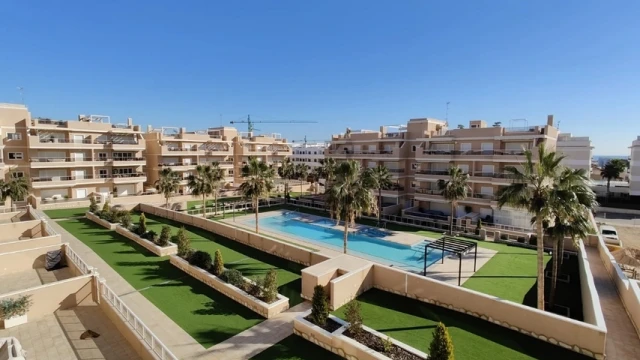 Świetne mieszkanie z trzema sypialniami w Orihuela Costa