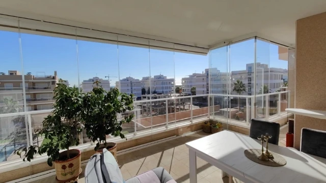 Świetne mieszkanie z trzema sypialniami w Orihuela Costa