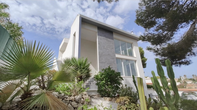 A separate two-story villa in the city of Torrevieja - 8