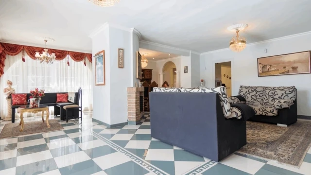 Дом с четырьмя спальнями районе Los Balcones в городе Торревьеха