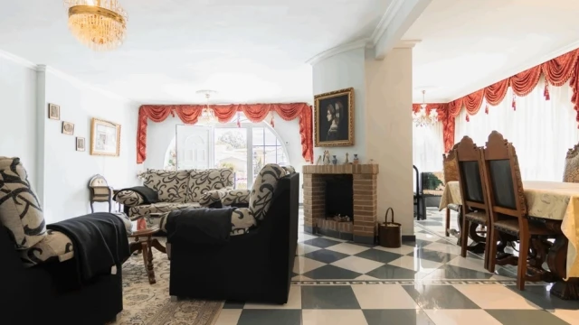 Дом с четырьмя спальнями районе Los Balcones в городе Торревьеха