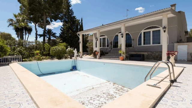 Дом с четырьмя спальнями районе Los Balcones в городе Торревьеха