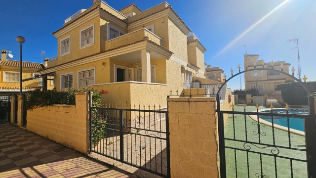 Просторный таунхаус в популярном месте в городе Торревьеха