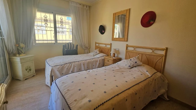 Просторный таунхаус в популярном месте в городе Торревьеха