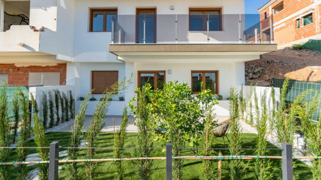 Таунхаус в два этажа в новом жилом комплексе с шикарными видами в La Nucia