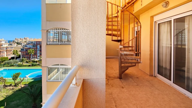 Пентхаус с частным солярием и видом на море в городе Торревьеха