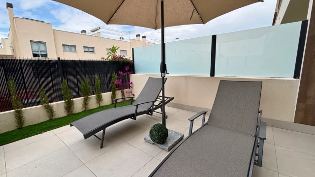 Nowy domek jednorodzinny z werandą słoneczną w mieście Torrevieja