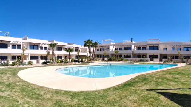 Nowy domek jednorodzinny z werandą słoneczną w mieście Torrevieja