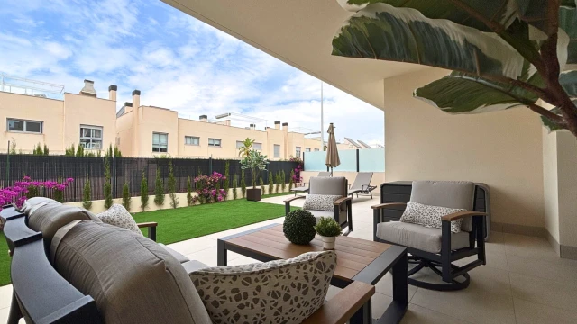 Nowy domek jednorodzinny z werandą słoneczną w mieście Torrevieja