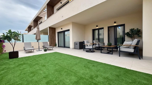 Nowy domek jednorodzinny z werandą słoneczną w mieście Torrevieja