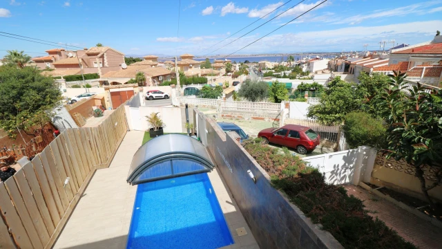 Отремонтированный таунхаус в популярном районе Los Balcones в городе Торревьеха