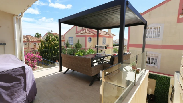 Отремонтированный таунхаус в популярном районе Los Balcones в городе Торревьеха