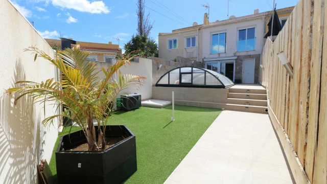 Отремонтированный таунхаус в популярном районе Los Balcones в городе Торревьеха