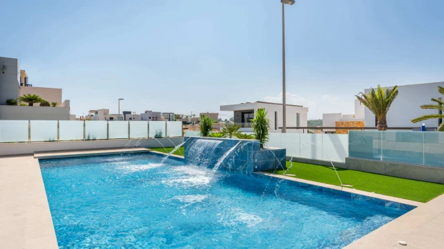 Шикарная вилла с бассейном в городе Dehesa de Campoamor