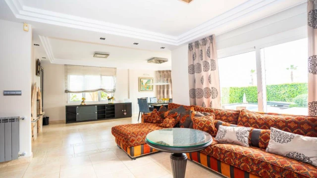 Красивая отдельная вилла в средиземноморском стиле в городе Торревьеха