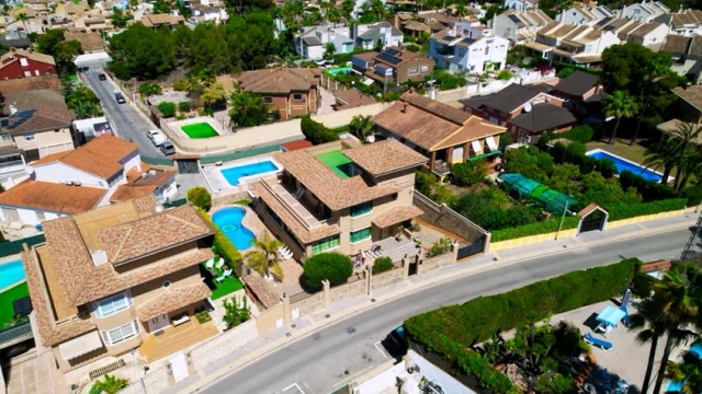 Комфортабельный дом с видом на море и горы в городе Бенидорм