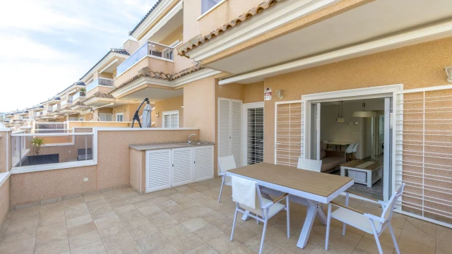 Апартаменты с большим бассейном в городе Торревьеха