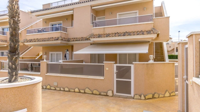 Апартаменты с большим бассейном в городе Торревьеха